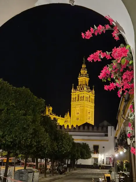 Leyendas Nocturnas de Sevilla. El FREETOUR con mayusculas
