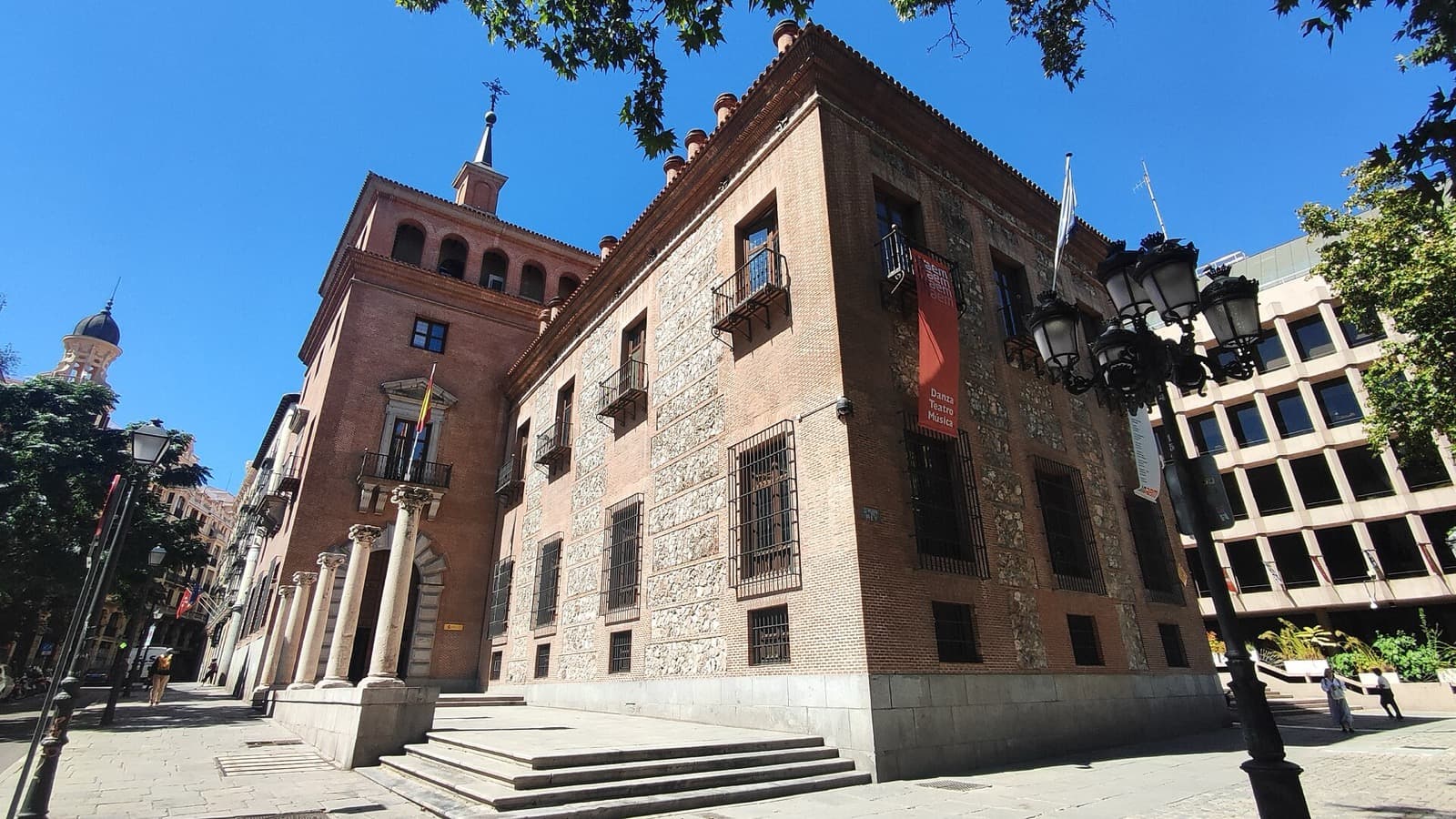 Fachada de la Casa de las Siete Chimeneas en la plaza del Rey, Madrid