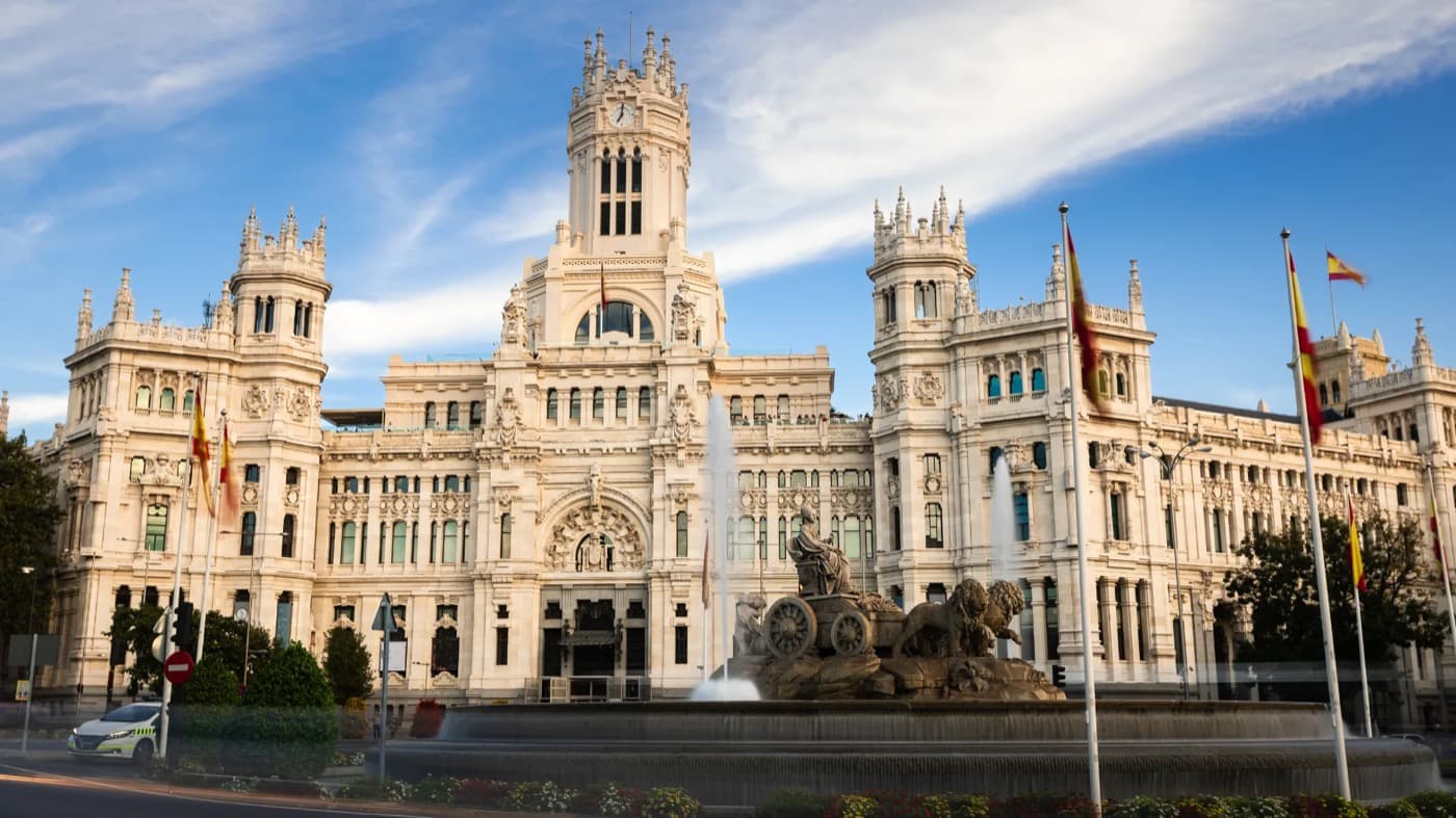 Quién Construyó el Palacio de Cibeles y Por Qué