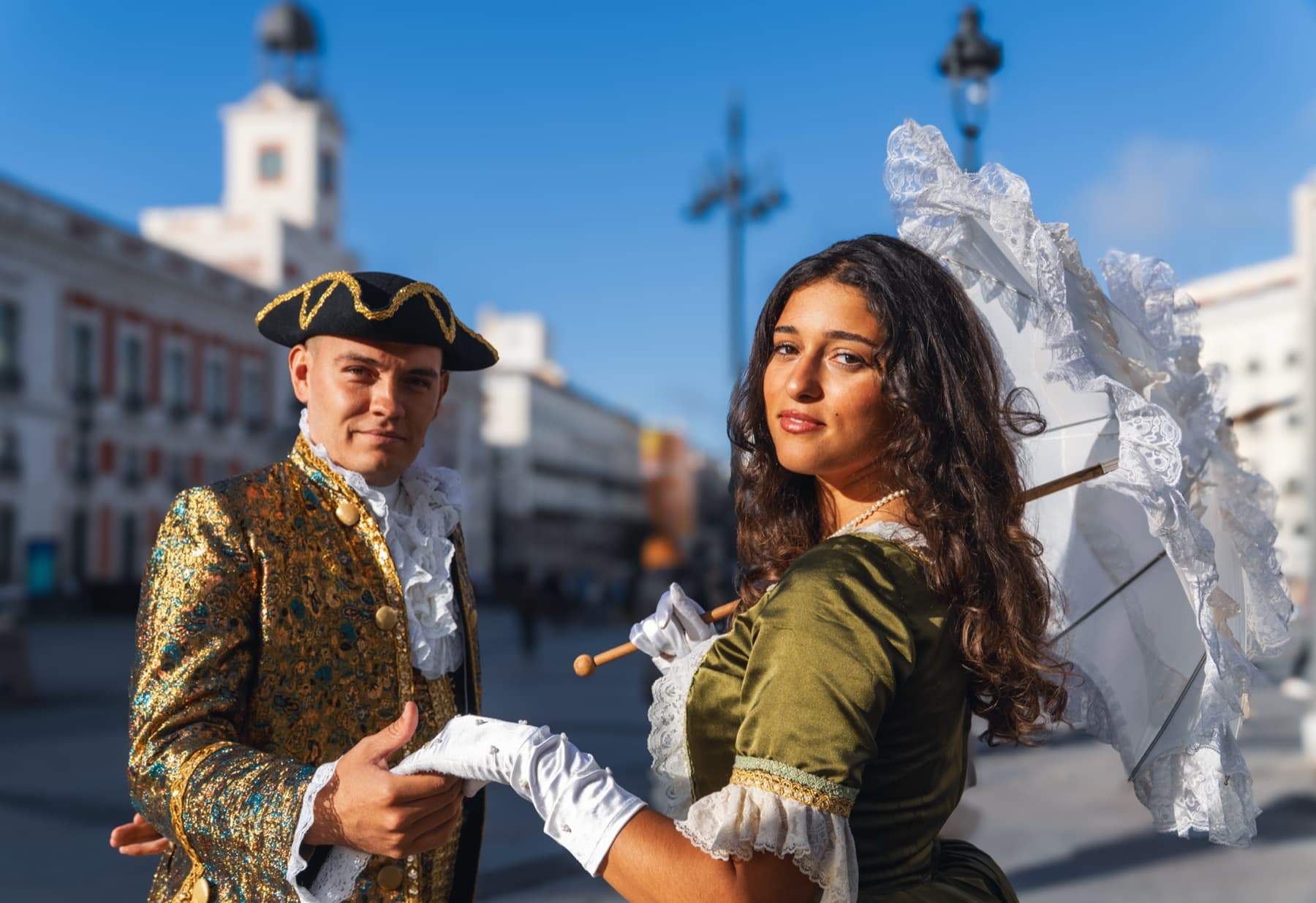 Dos guías de Trip Tours Madrid disfrazados de época en la Puerta del Sol, Halloween 2023