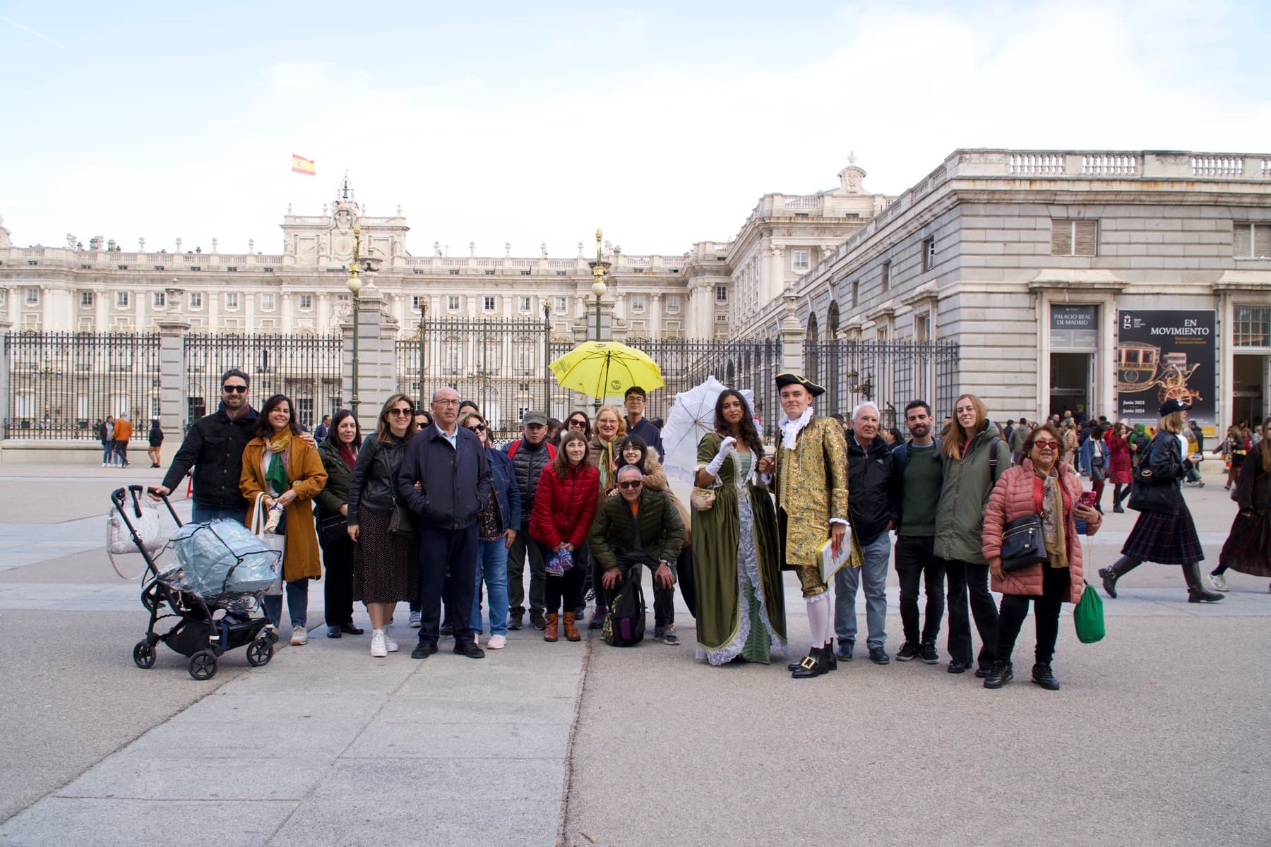 Grupo del free tour con los guías disfrazados frente al Palacio Real