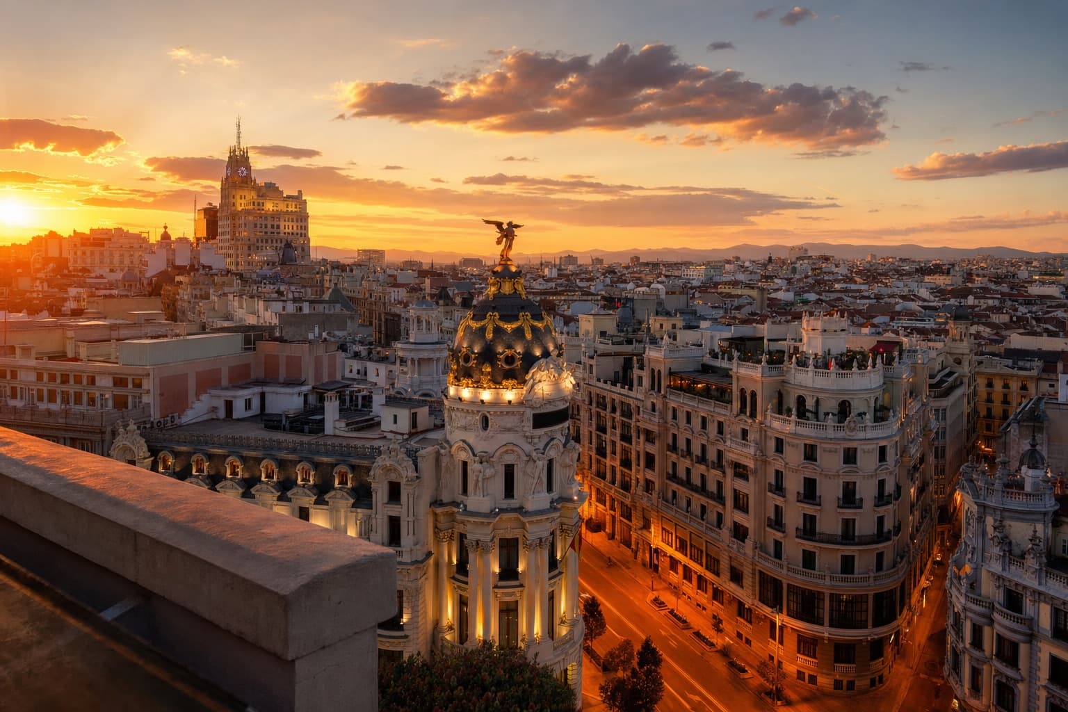 Gran Vía de Madrid al atardecer